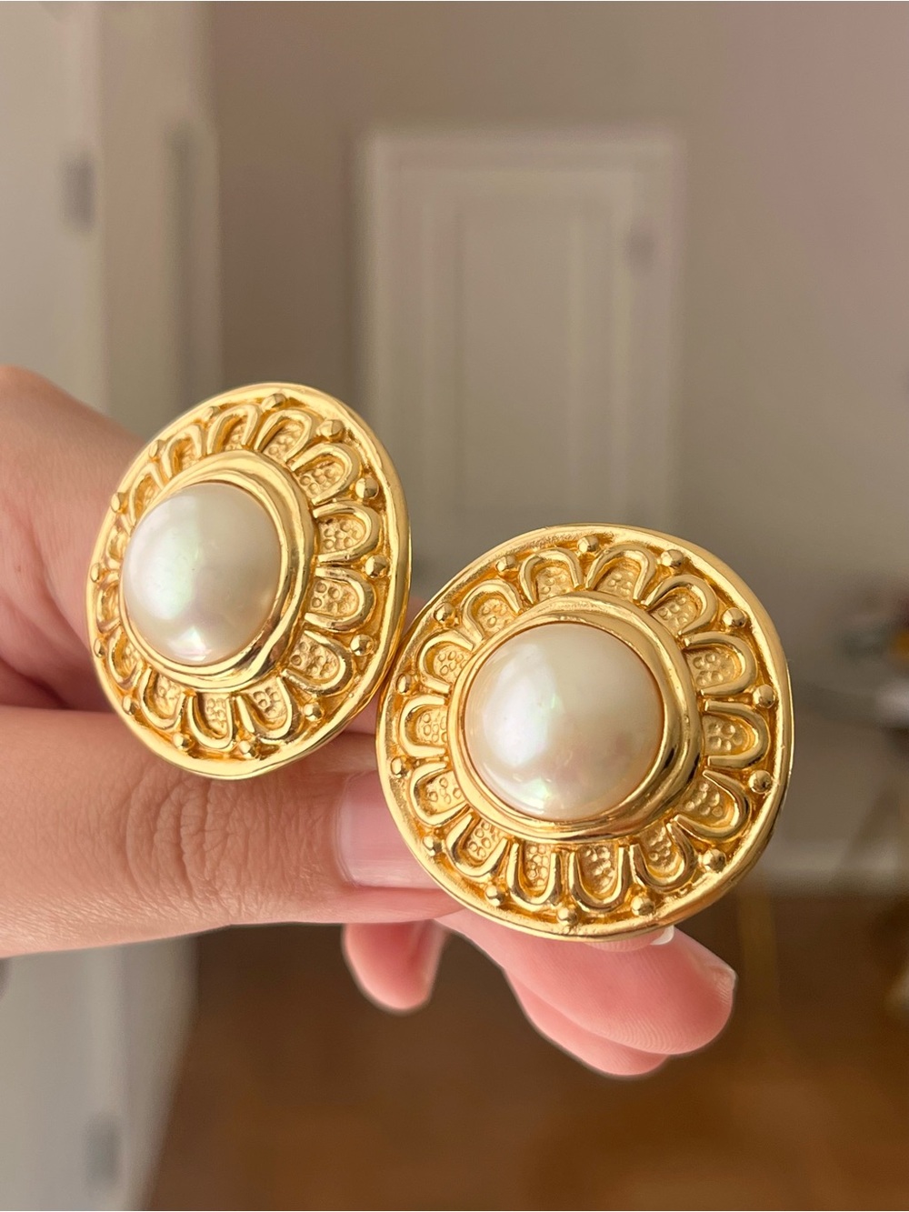 Vintage Christian Dior Round Pearl Scalloped Metal Large Gold Clip-On Earrings - Picture 6 of 8
